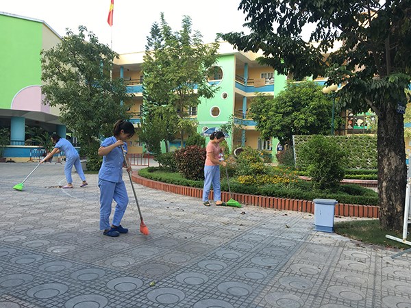 Trường Mầm non Phúc Đồng duy trì lịch tổng vệ sinh chiều thứ Sáu hàng tuần góp phần phòng chống dịch bệnh.